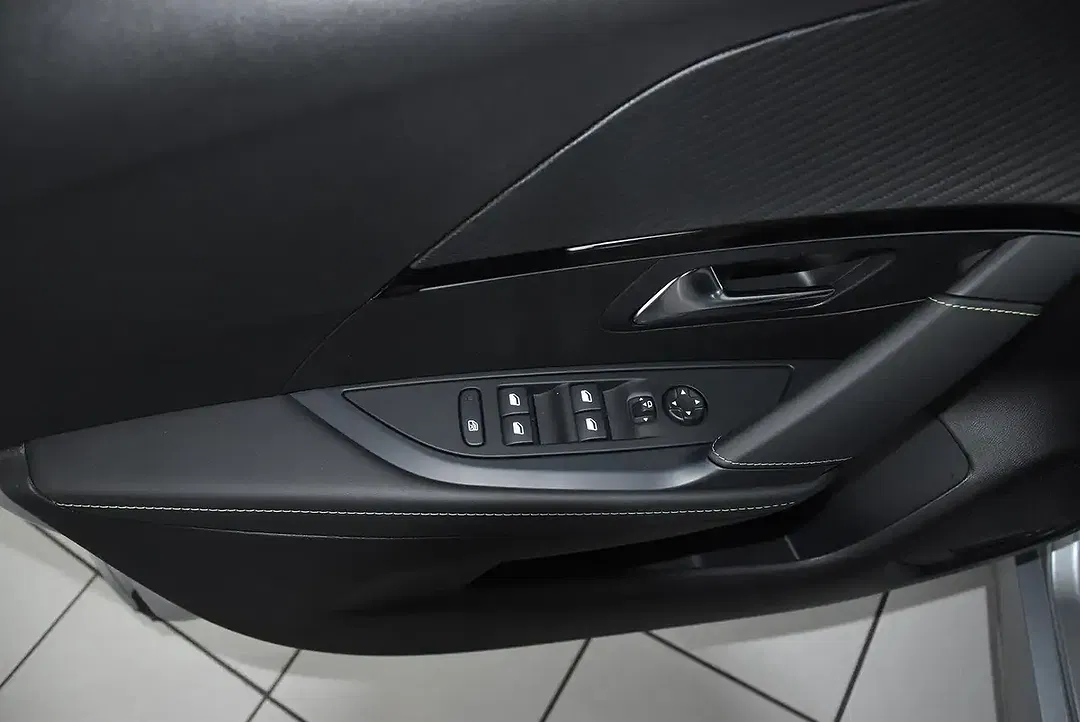 Peugeot 208 - Thumbnail 3