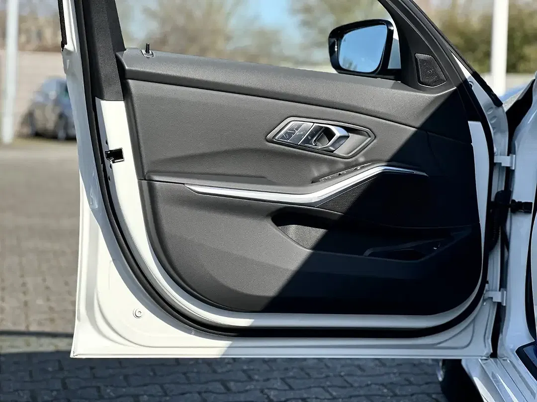 BMW 320 - Thumbnail 8