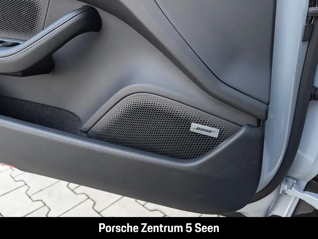 Porsche Taycan - Thumbnail 21