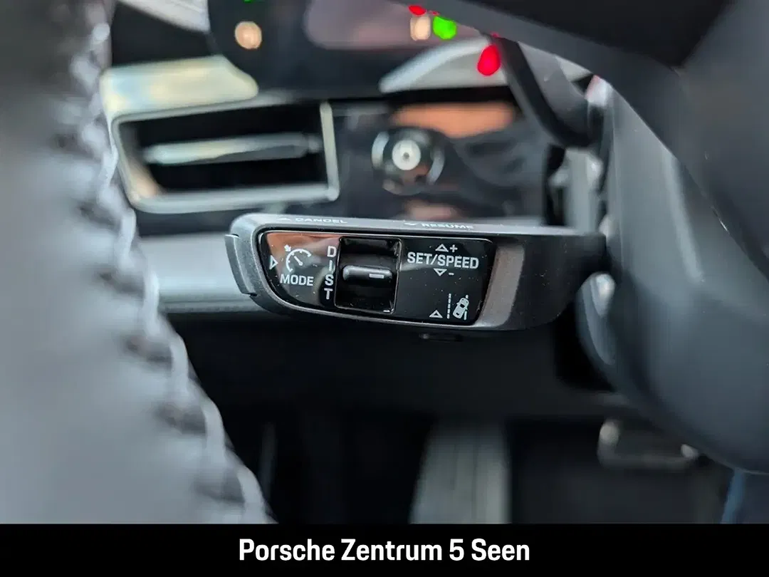 Porsche Taycan - Thumbnail 25