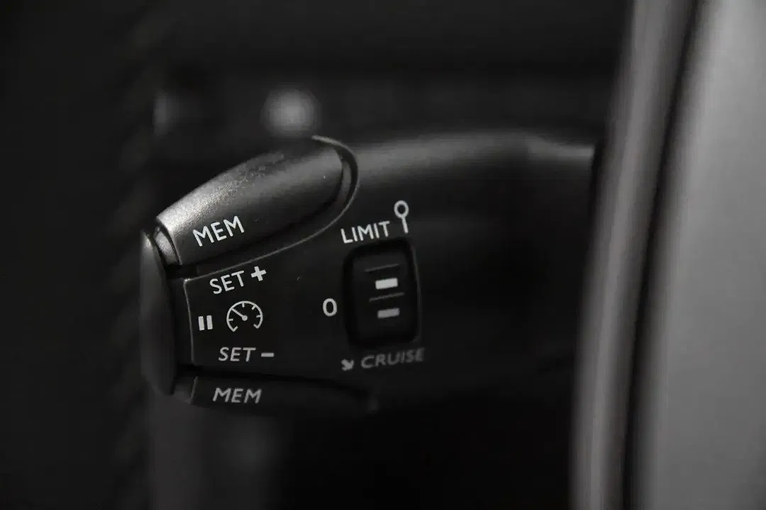 Peugeot 208 - Thumbnail 12