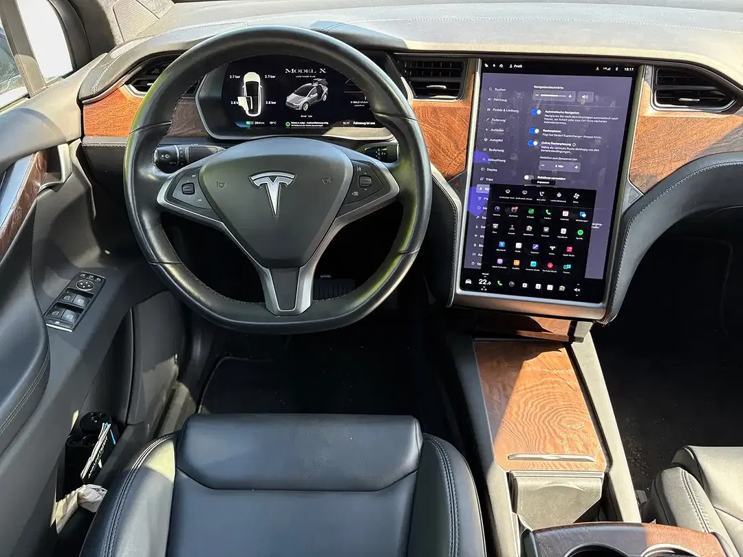 Tesla Model X - Thumbnail 11