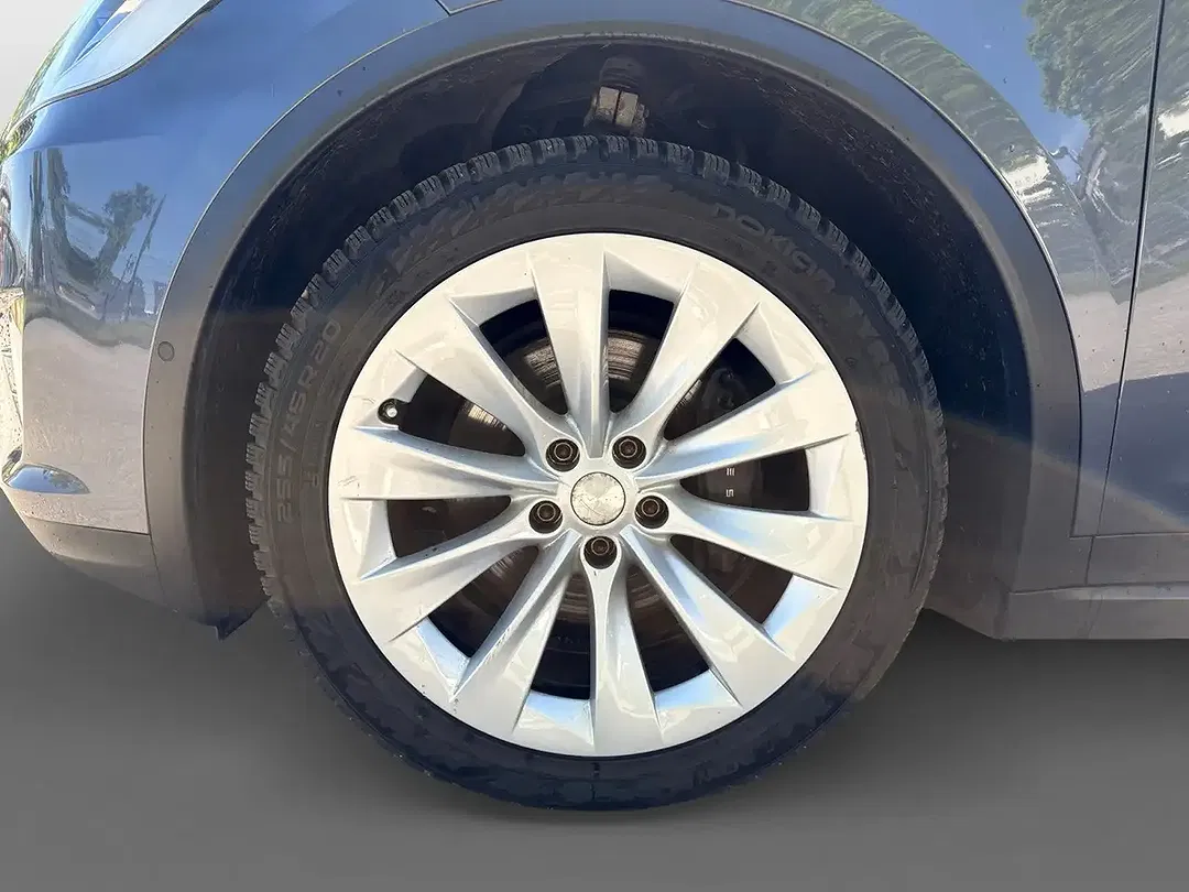 Tesla Model X - Thumbnail 9