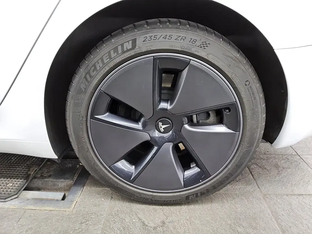Tesla Model 3 - Thumbnail 9