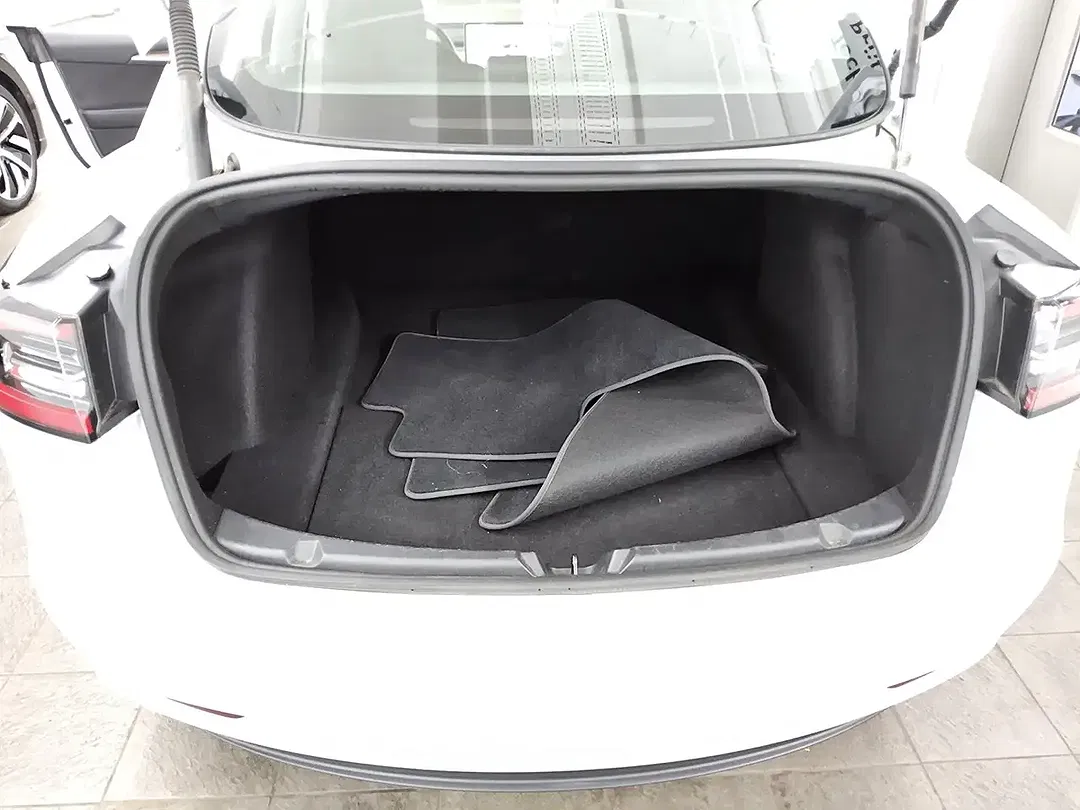 Tesla Model 3 - Thumbnail 10