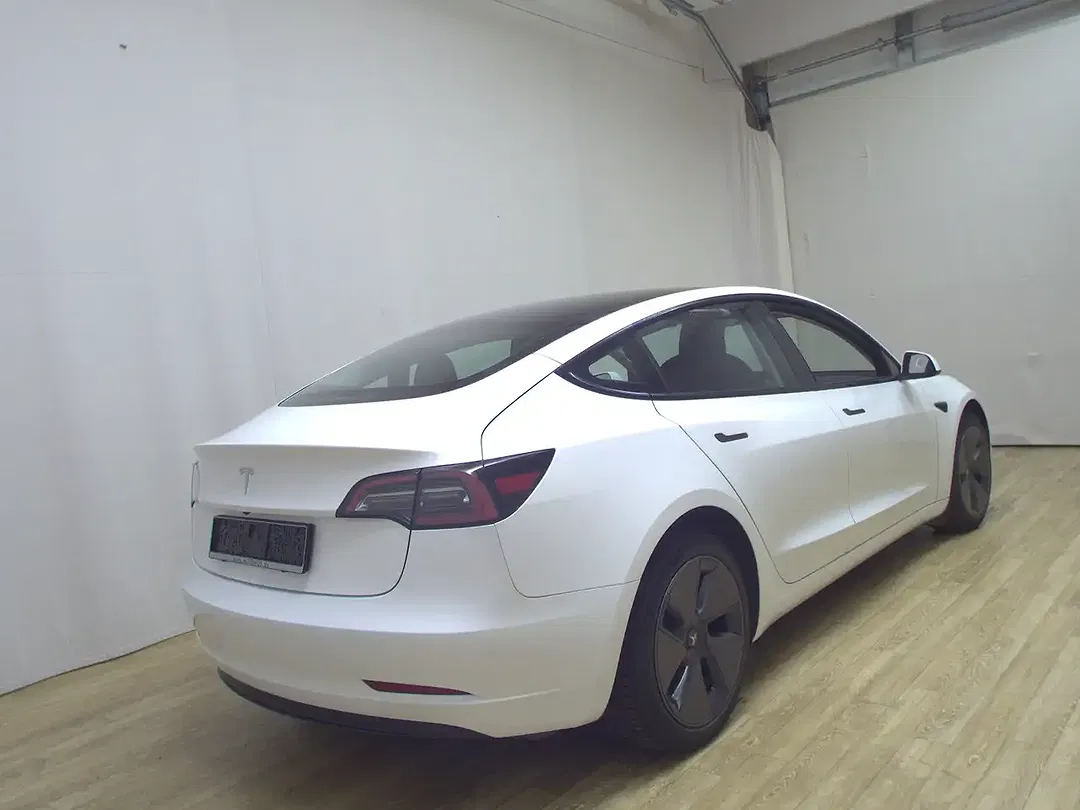 Tesla Model 3 - Thumbnail 3
