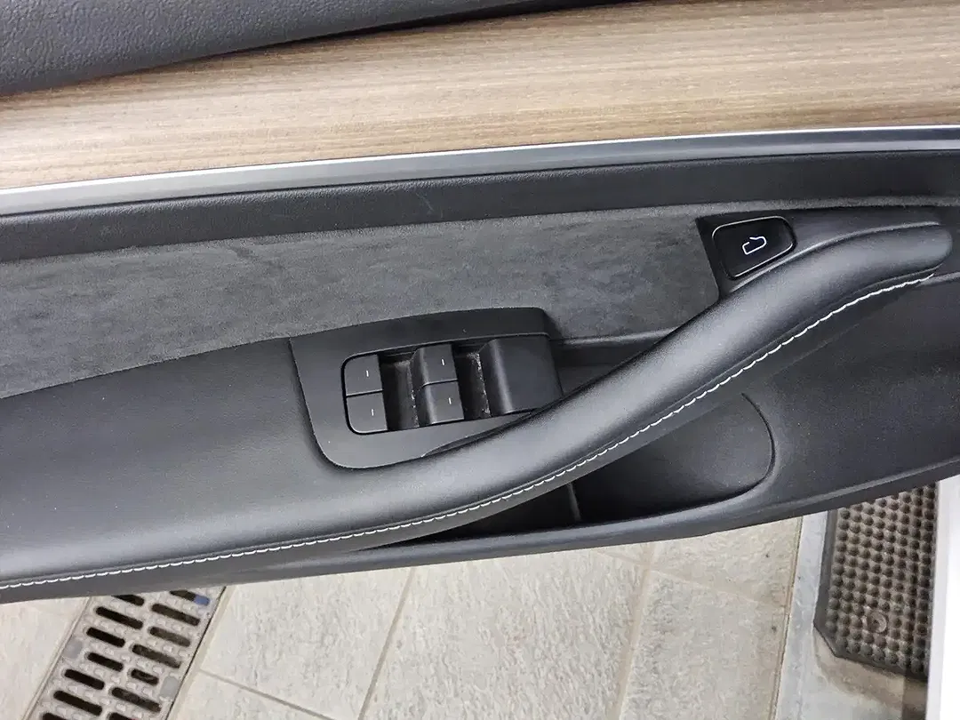 Tesla Model 3 - Thumbnail 8