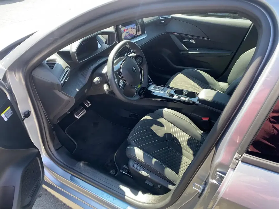 Peugeot 208 - Thumbnail 8