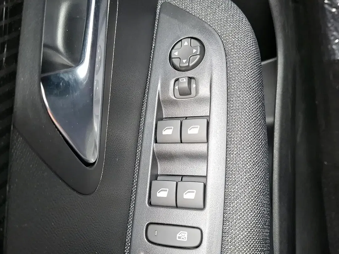 Peugeot 208 - Thumbnail 14
