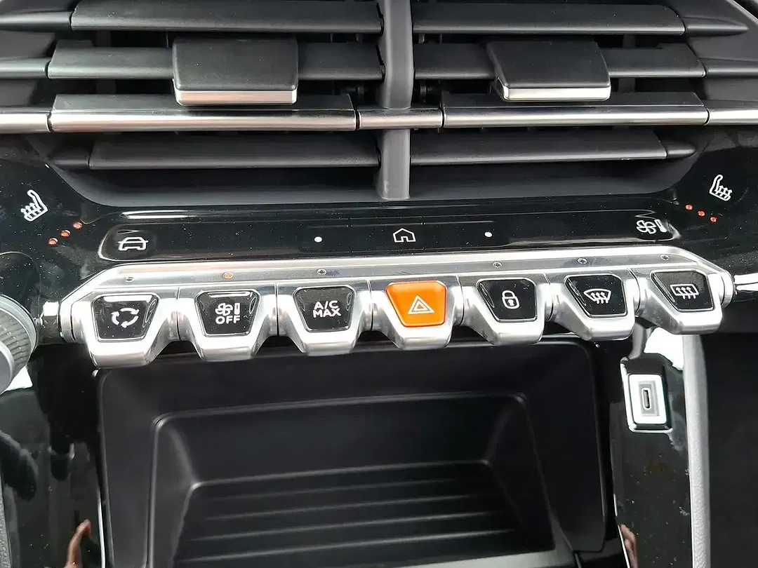 Peugeot 208 - Thumbnail 15