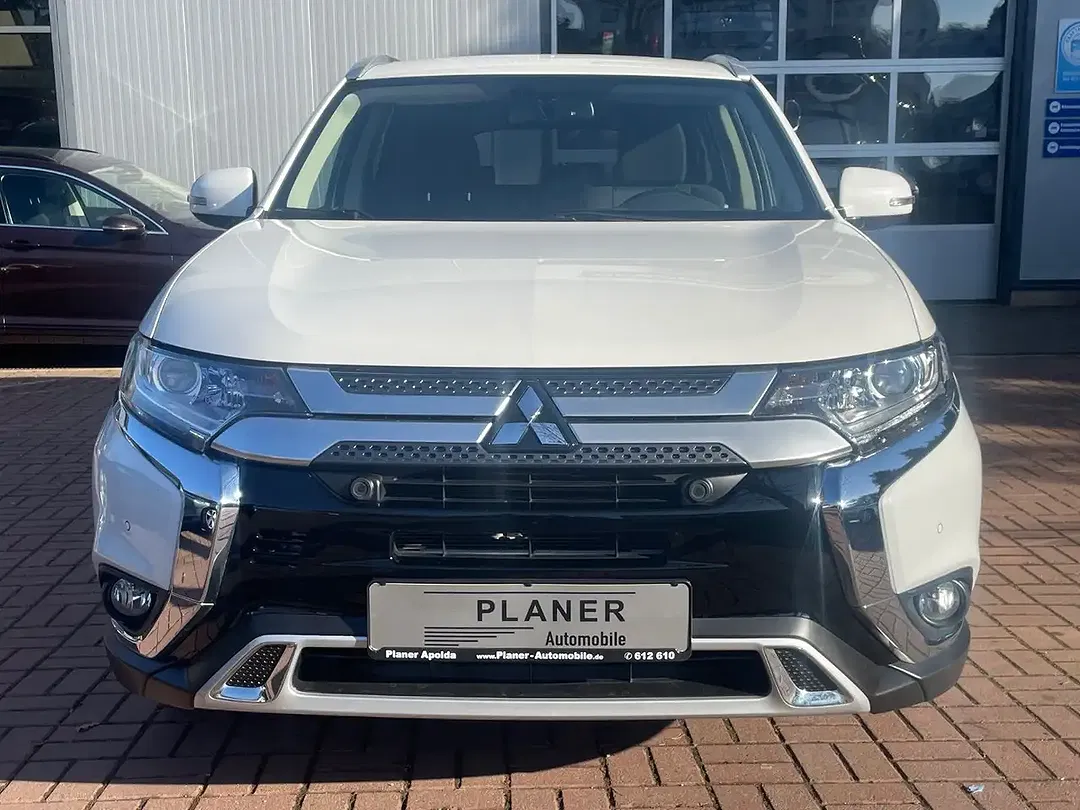 Mitsubishi Outlander - Thumbnail 2