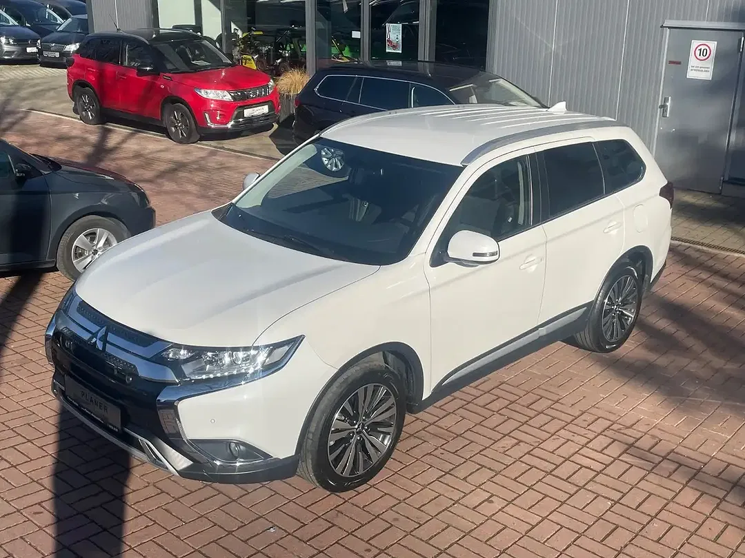 Mitsubishi Outlander - Thumbnail 3