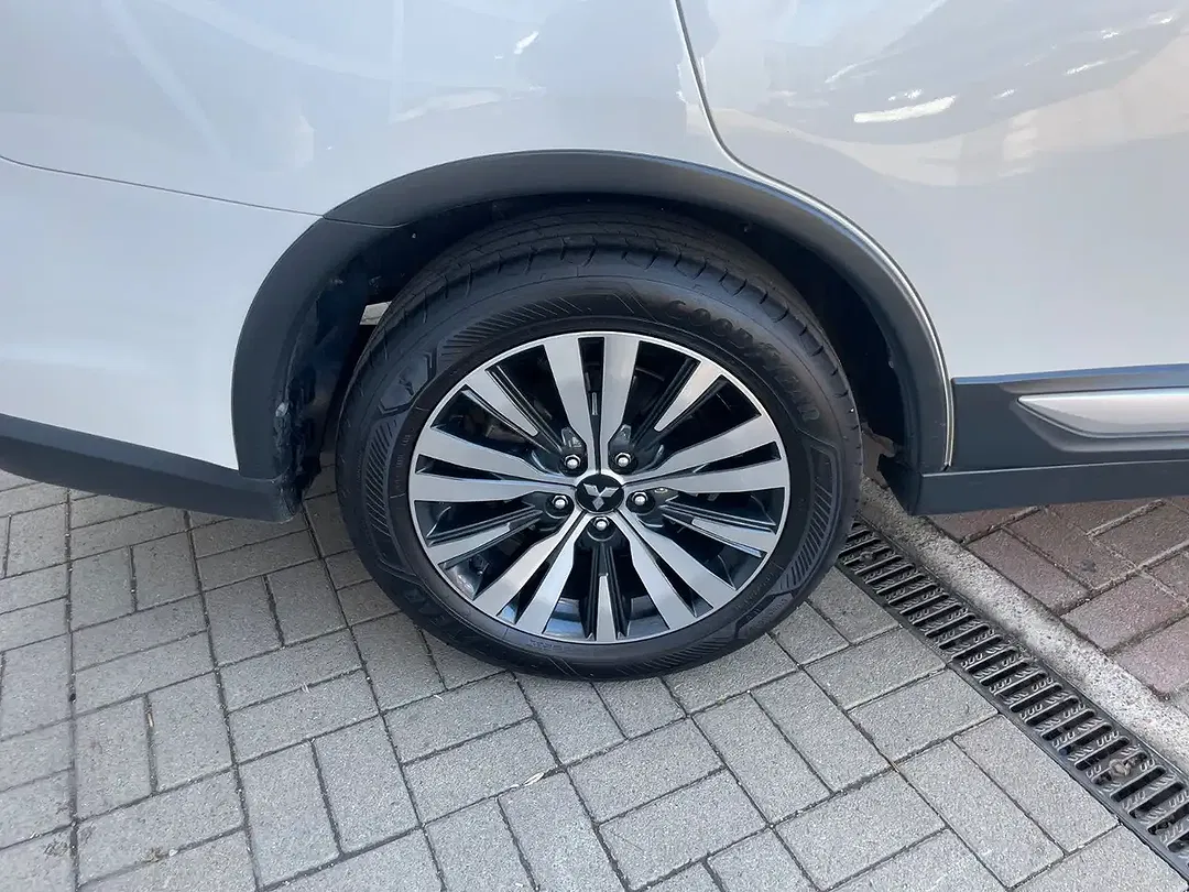 Mitsubishi Outlander - Thumbnail 8
