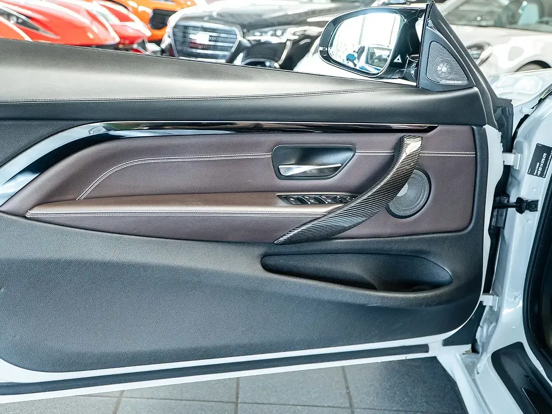 BMW M4 - Thumbnail 13