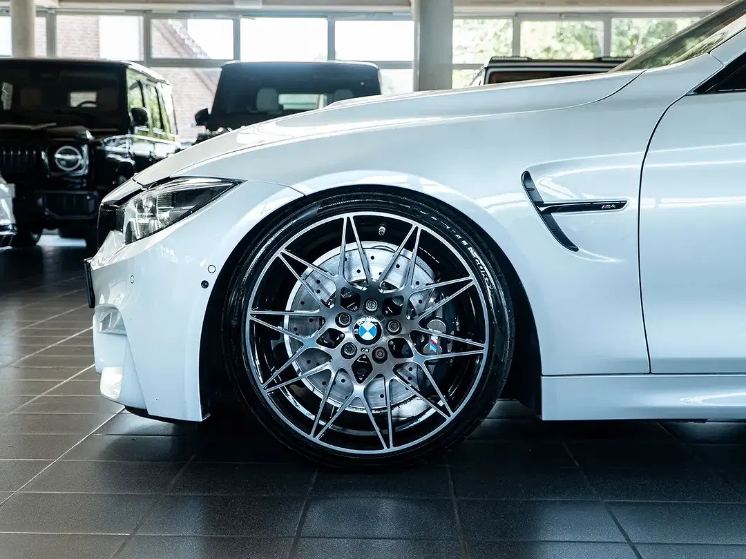 BMW M4 - Thumbnail 6
