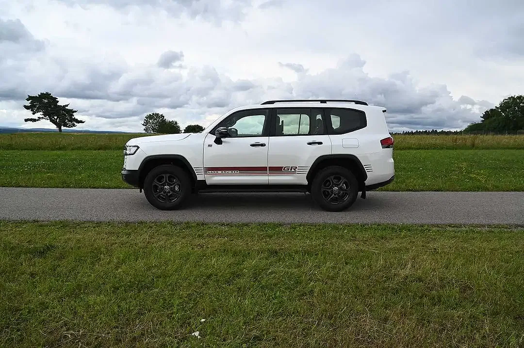 Toyota Land Cruiser - Thumbnail 2
