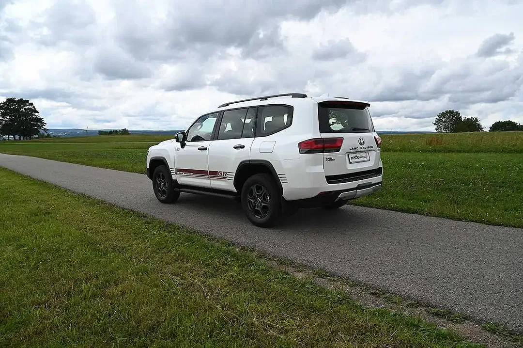 Toyota Land Cruiser - Thumbnail 3