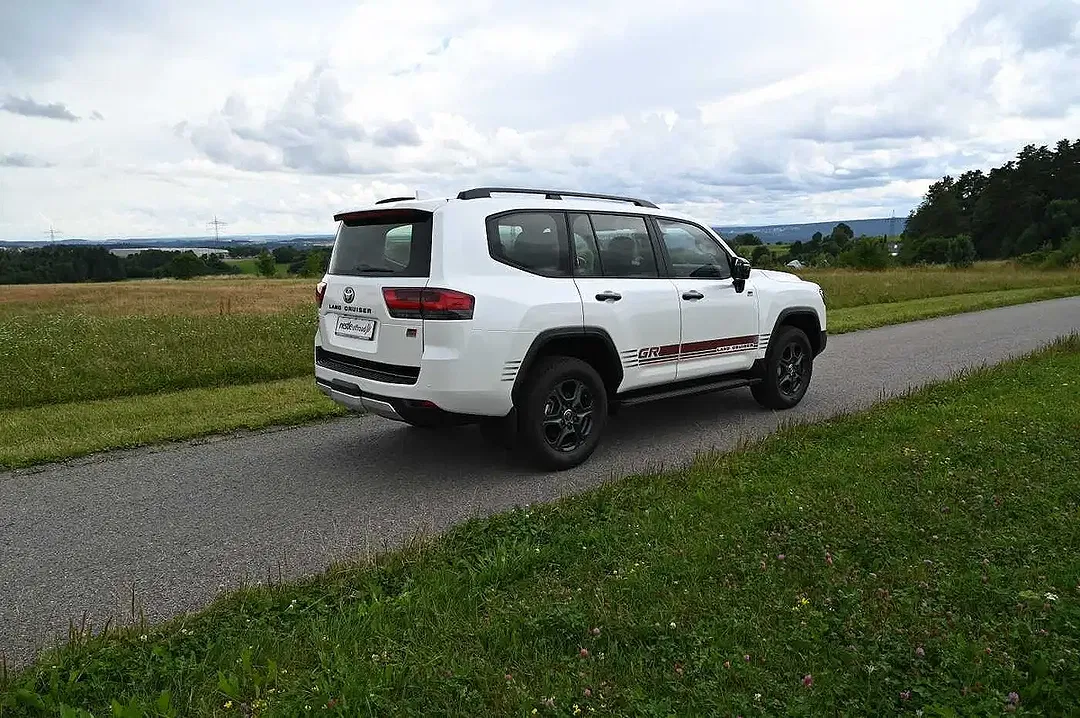 Toyota Land Cruiser - Thumbnail 4