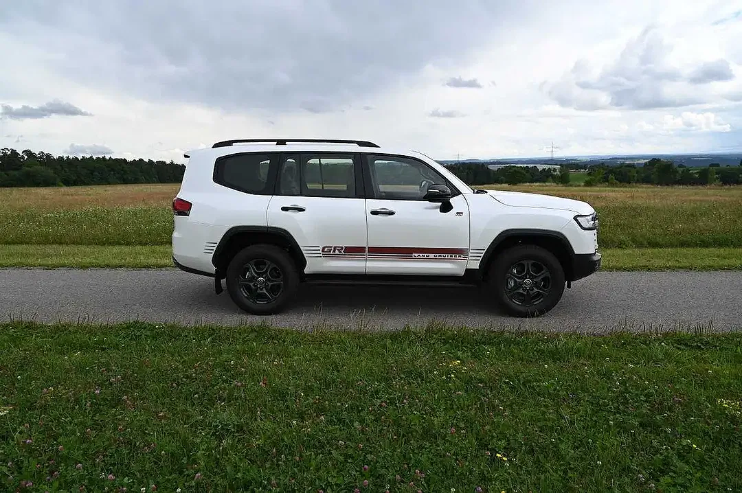 Toyota Land Cruiser - Thumbnail 5