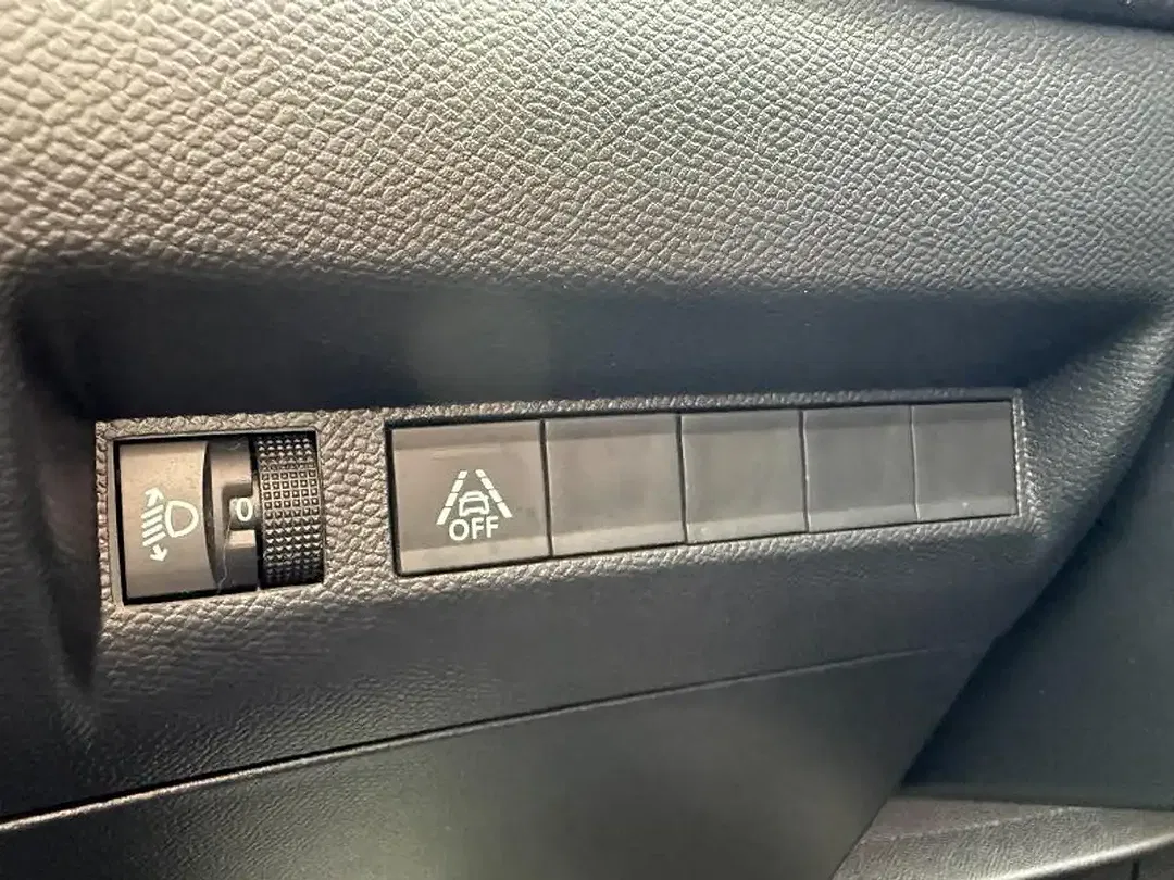 Peugeot 208 - Thumbnail 14