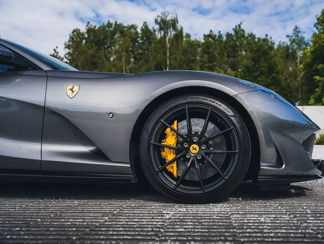 Ferrari 812 - Thumbnail 3