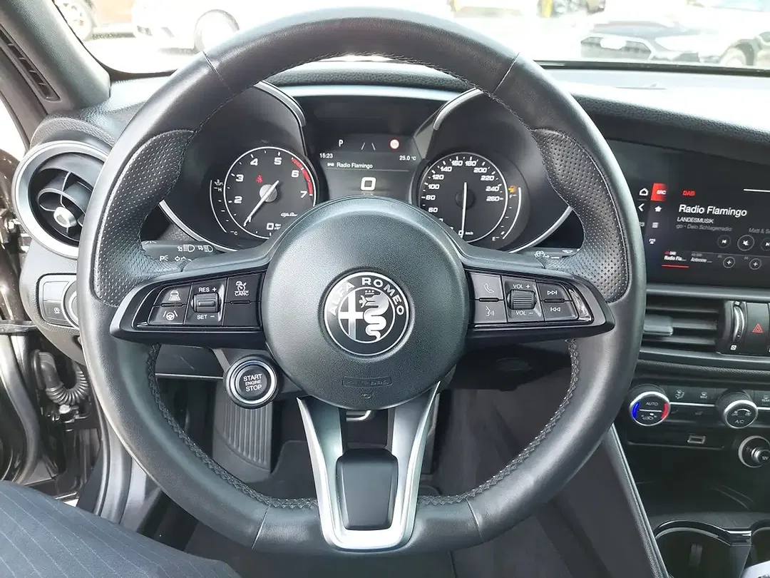 Alfa Romeo Giulia - Thumbnail 12