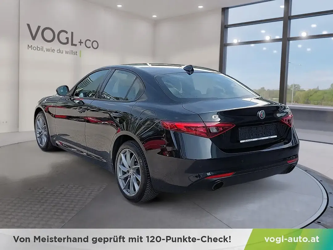 Alfa Romeo Giulia - Thumbnail 3