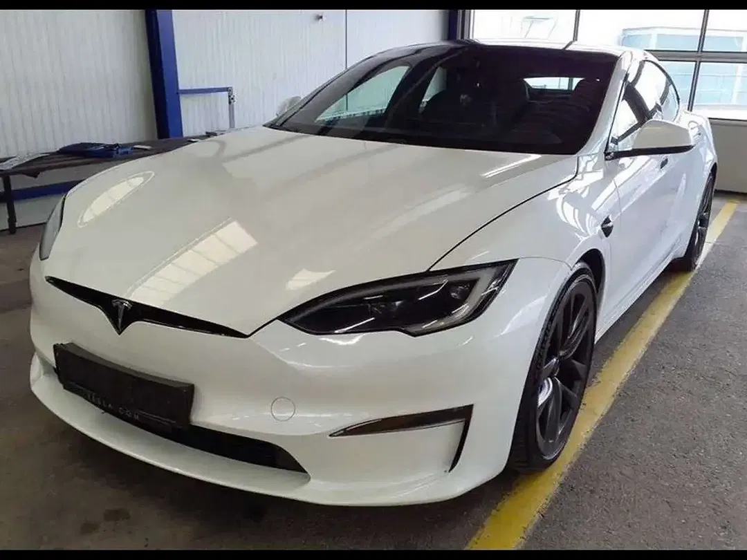 Tesla Model S - Thumbnail 1