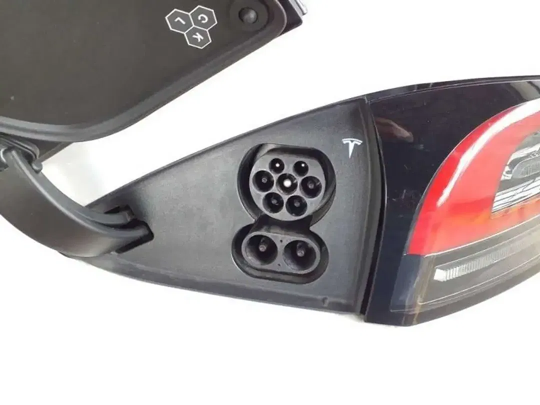 Tesla Model S - Thumbnail 11
