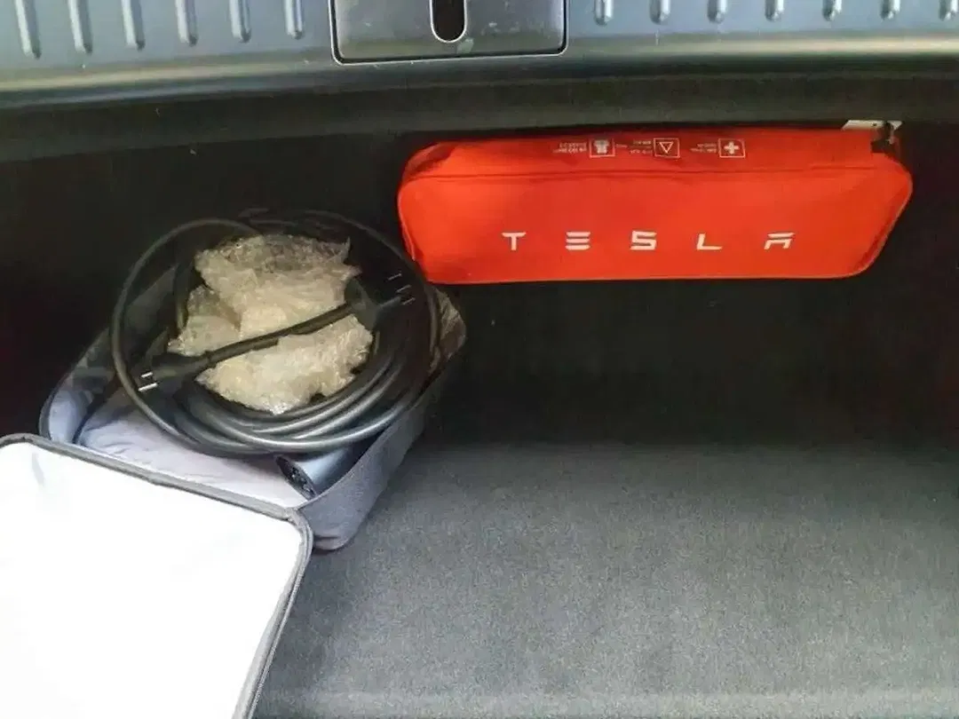 Tesla Model S - Thumbnail 13