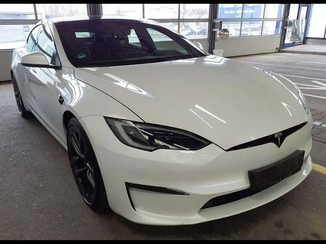 Tesla Model S - Thumbnail 2