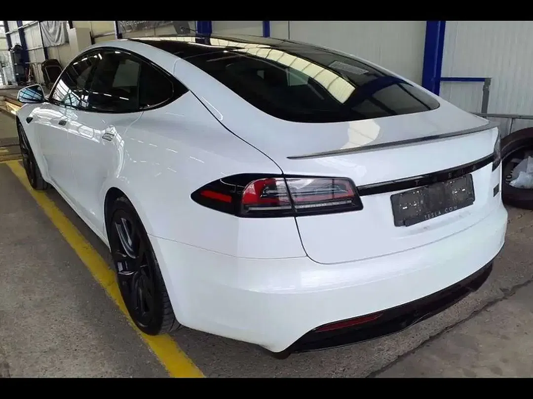 Tesla Model S - Thumbnail 3
