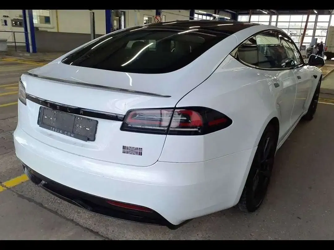 Tesla Model S - Thumbnail 4