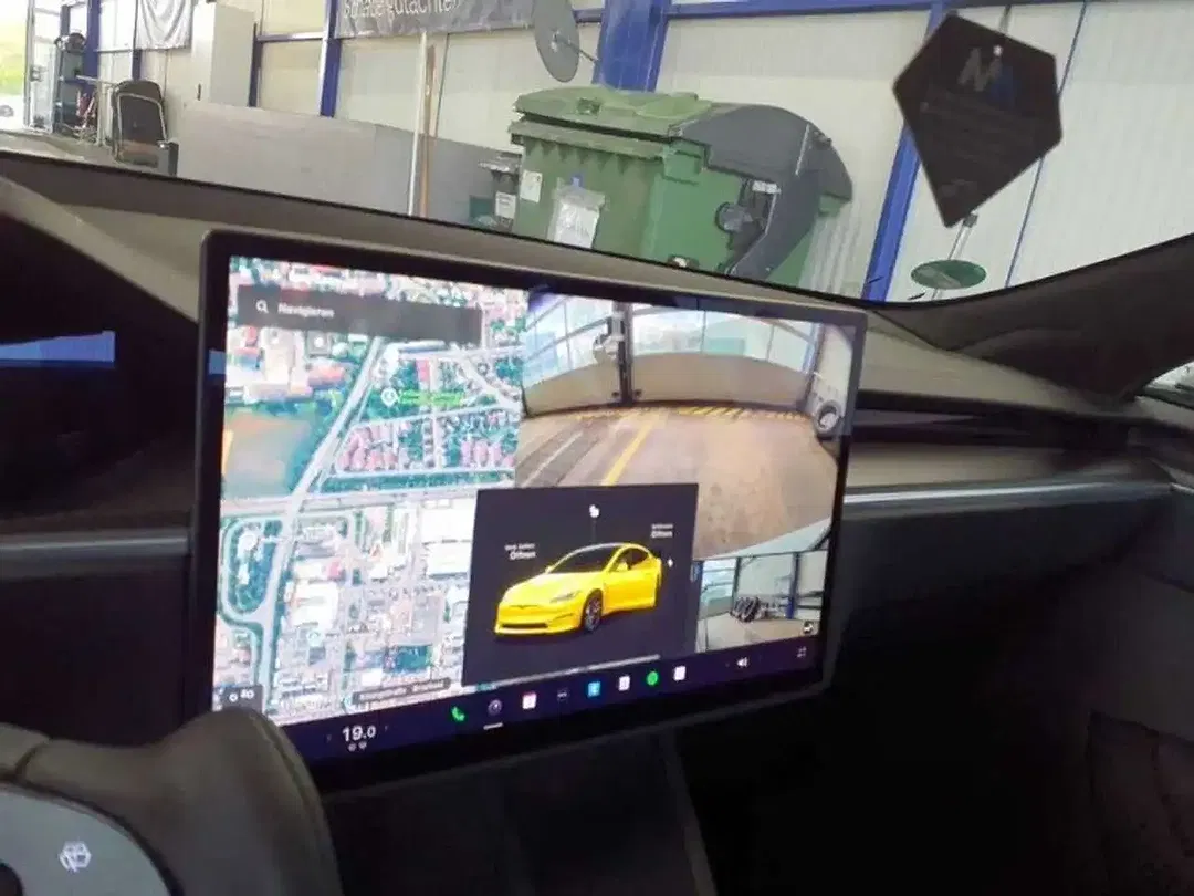 Tesla Model S - Thumbnail 6