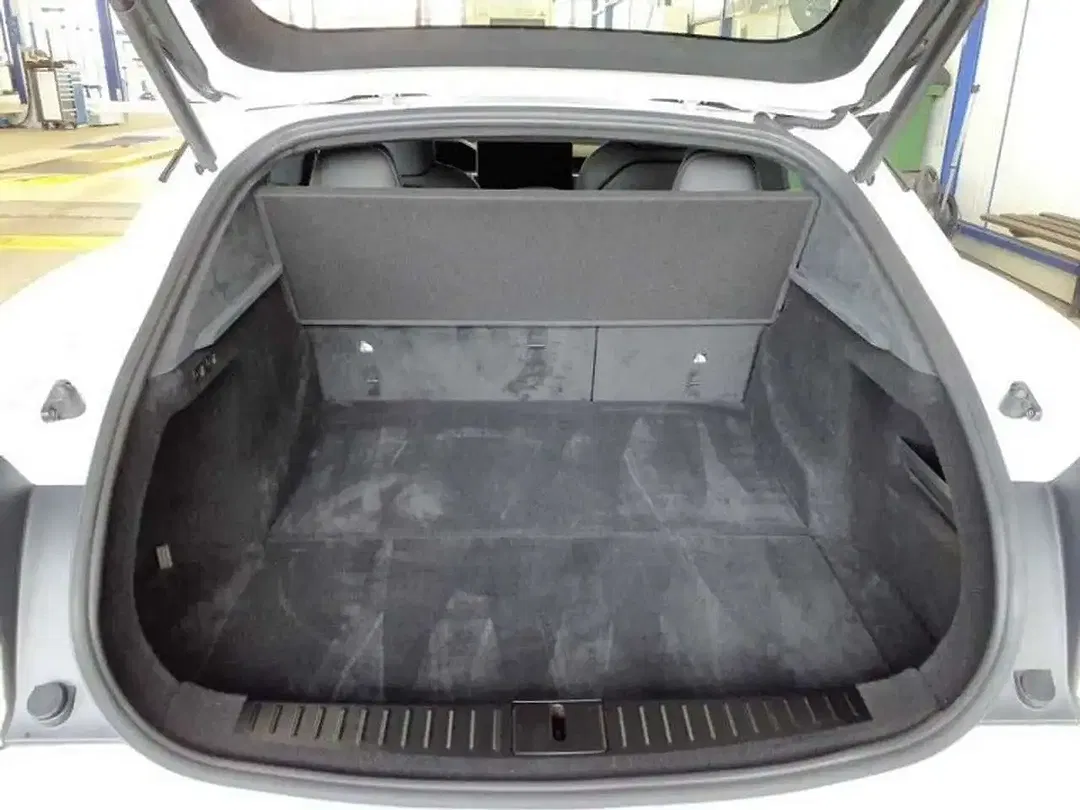 Tesla Model S - Thumbnail 8