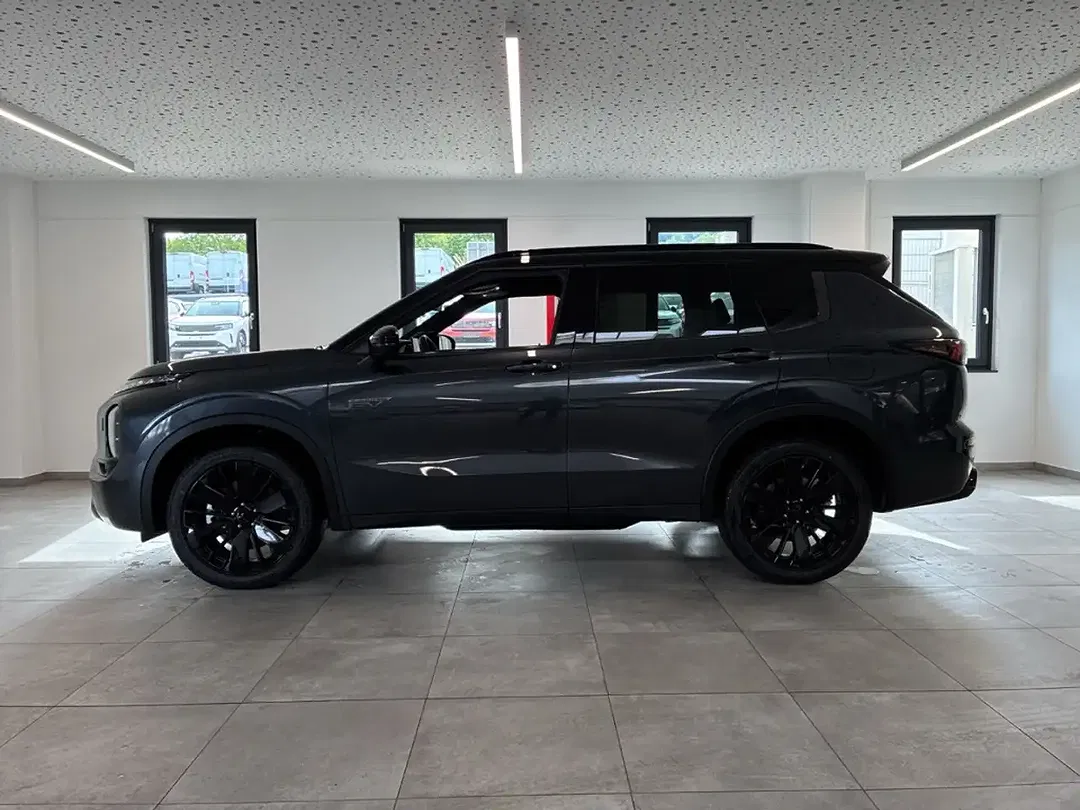 Mitsubishi Outlander - Thumbnail 2