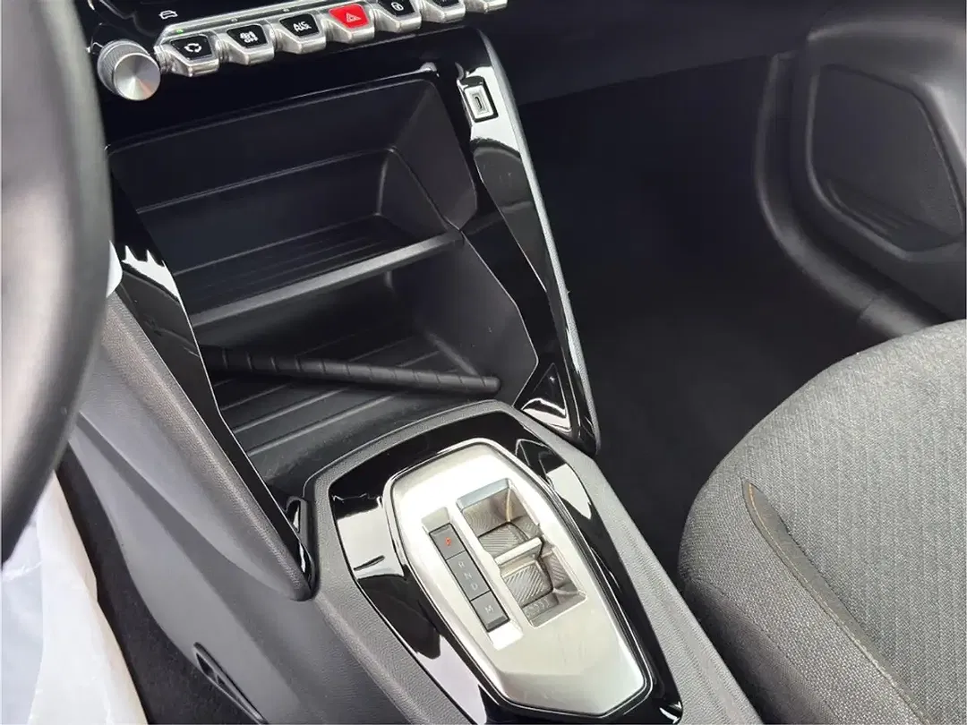 Peugeot 208 - Thumbnail 17
