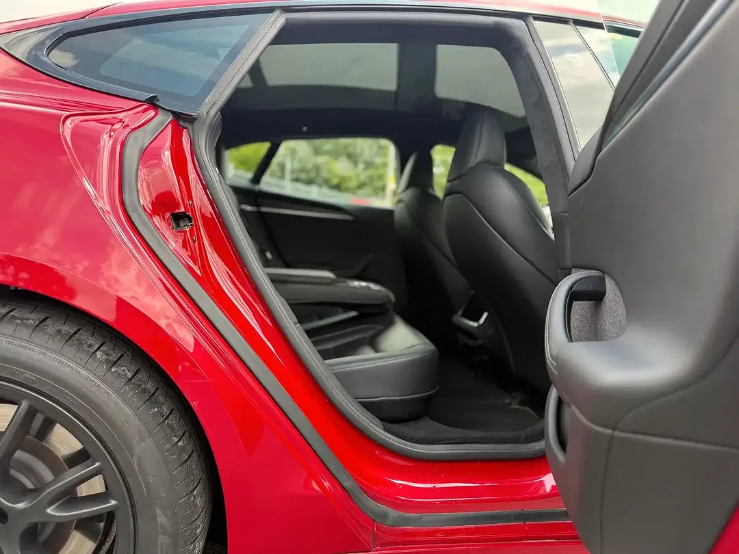 Tesla Model S - Thumbnail 10