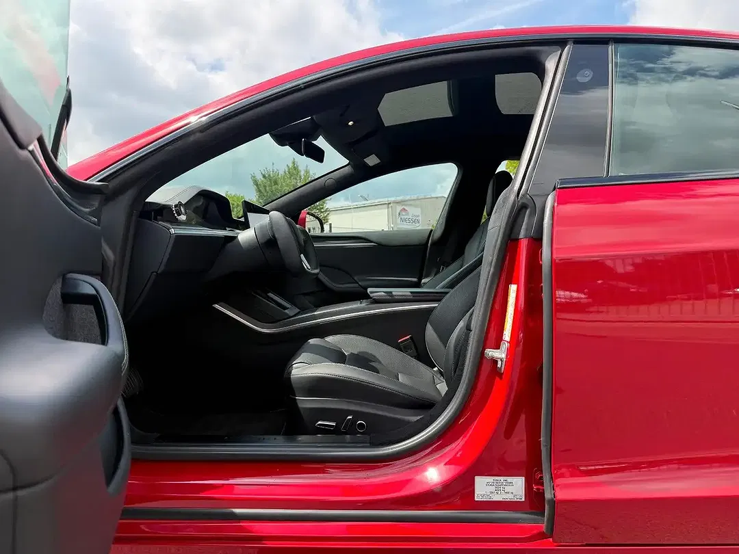 Tesla Model S - Thumbnail 11