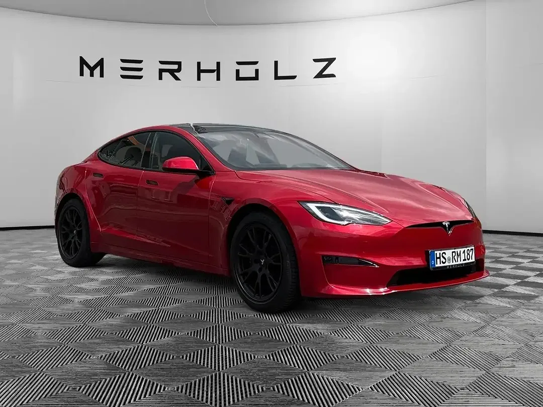 Tesla Model S - Thumbnail 3