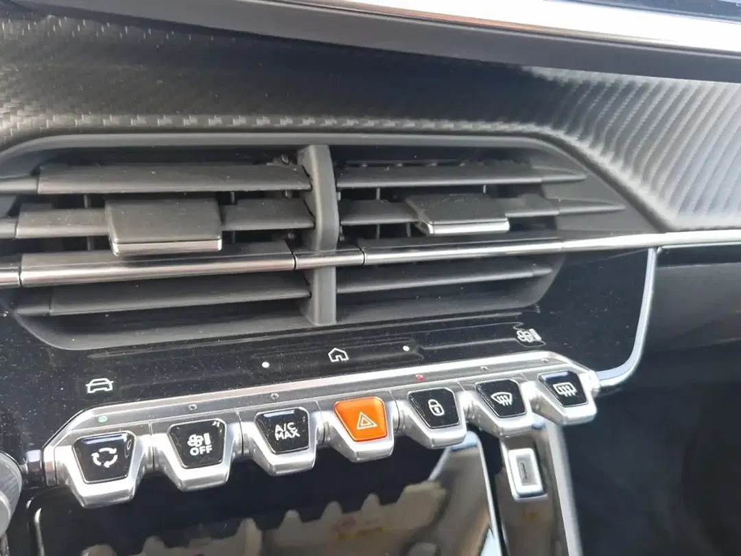 Peugeot 208 - Thumbnail 17