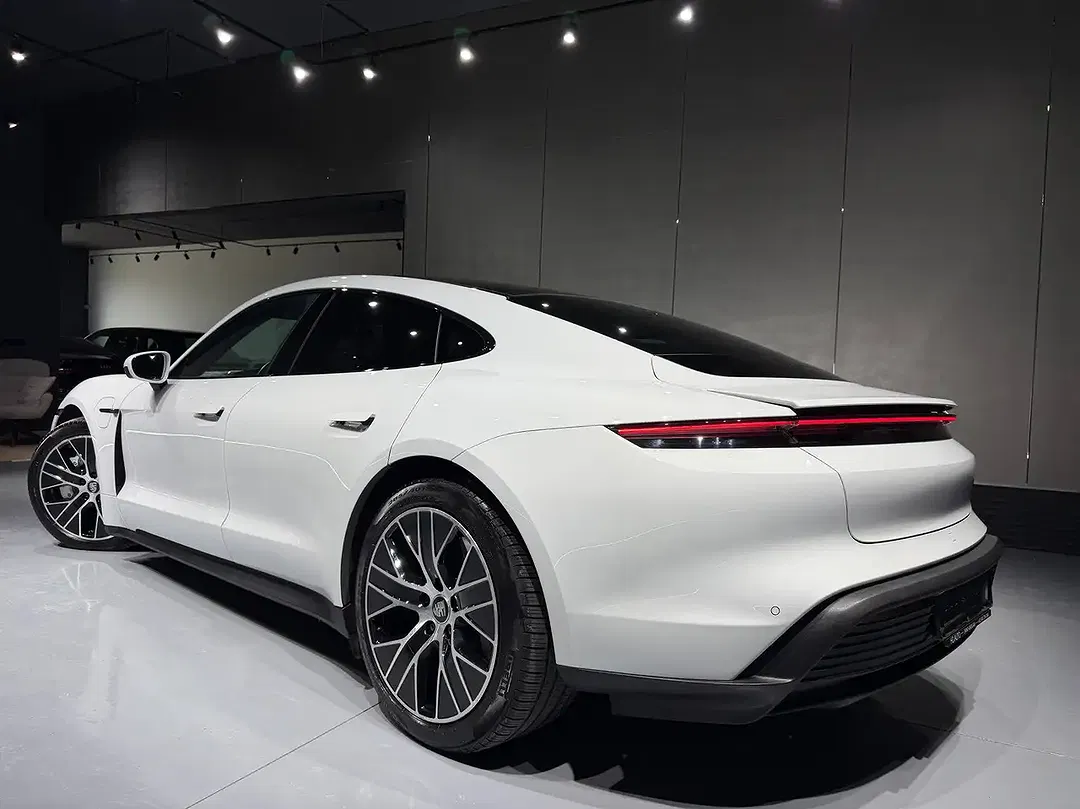 Porsche Taycan - Thumbnail 10