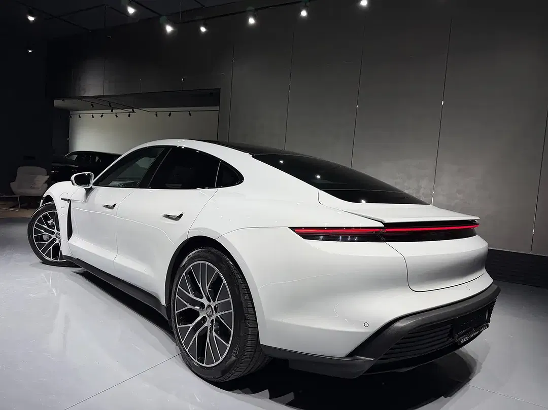 Porsche Taycan - Thumbnail 12