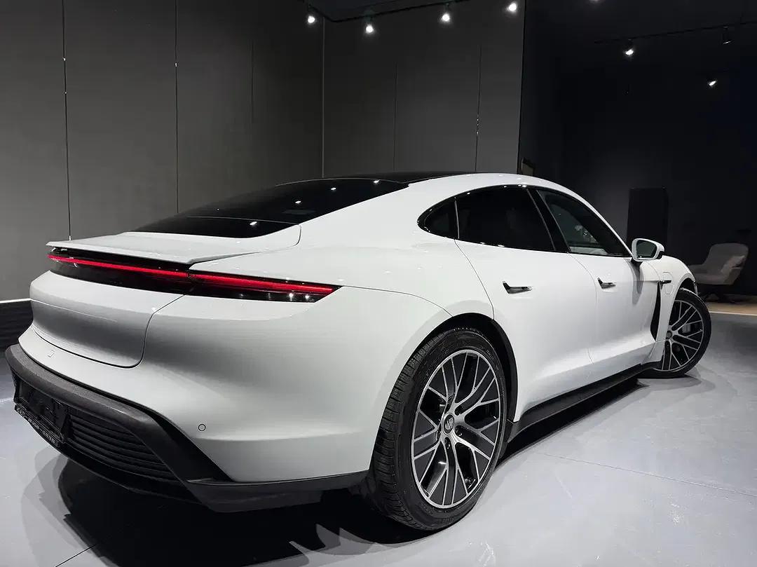 Porsche Taycan - Thumbnail 15