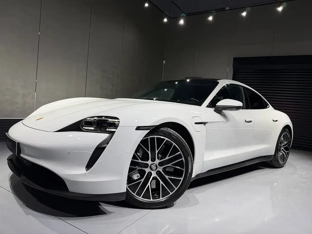 Porsche Taycan - Thumbnail 2