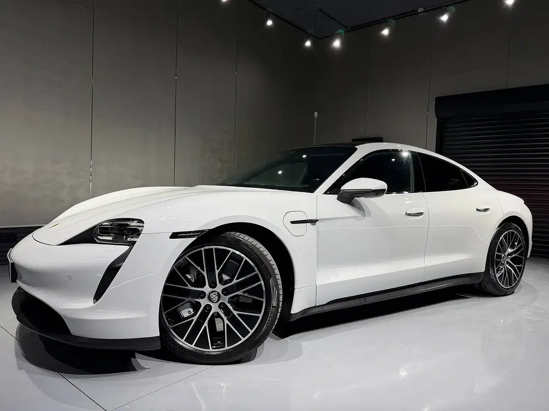 Porsche Taycan - Thumbnail 3