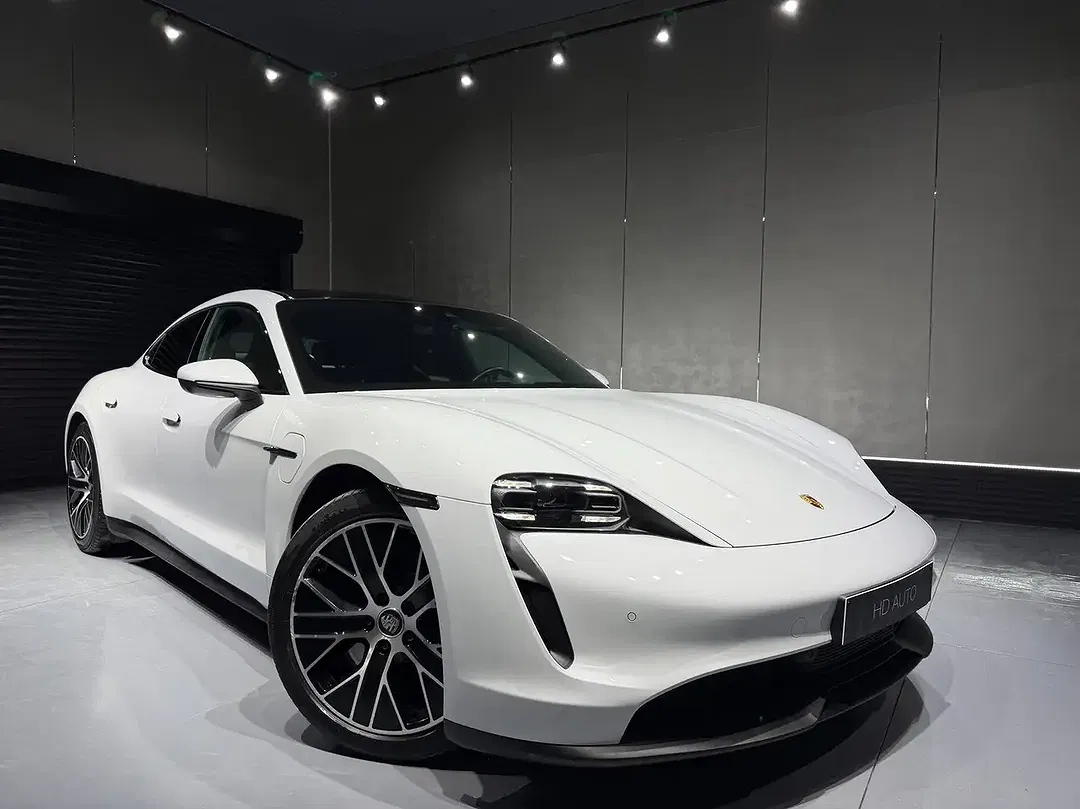Porsche Taycan - Thumbnail 4