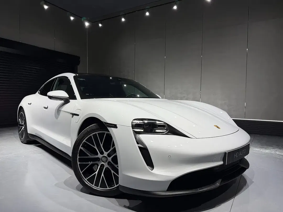 Porsche Taycan - Thumbnail 5