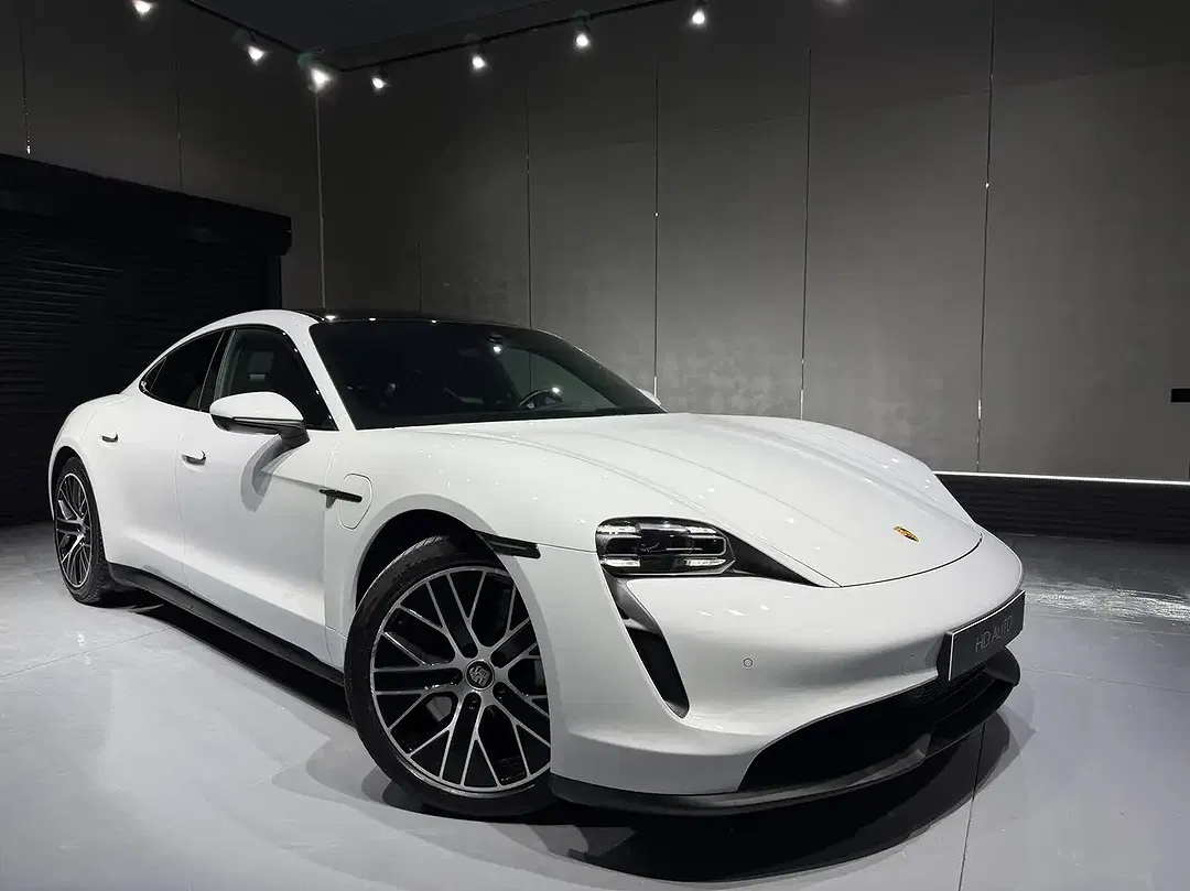 Porsche Taycan - Thumbnail 6