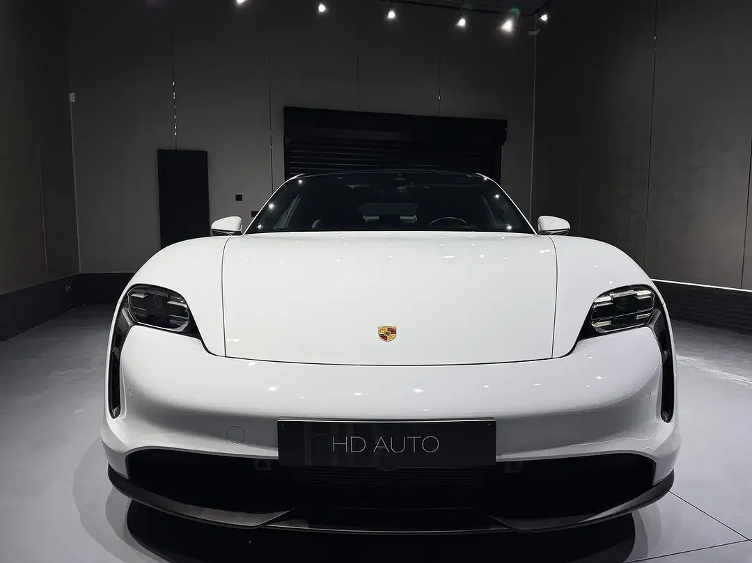 Porsche Taycan - Thumbnail 7